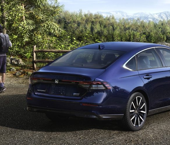 MY25_Accord_1200x500_Desktop_OverviewGallery_Exterior_07