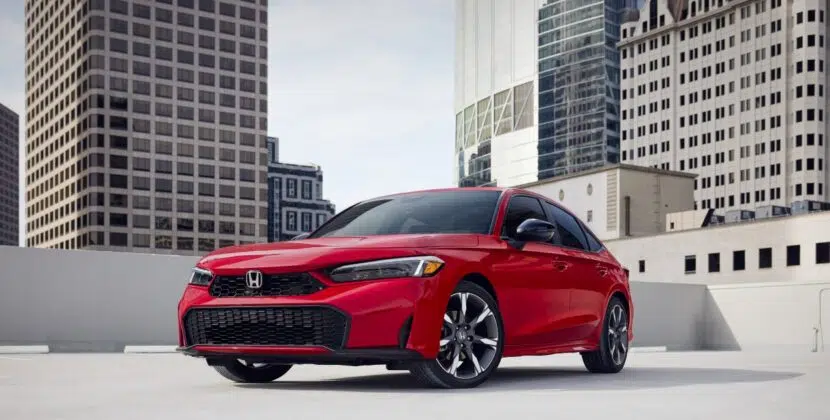 MY25_Civic_Sedan_1248x702_Desktop_OverviewGallery_Exterior_02